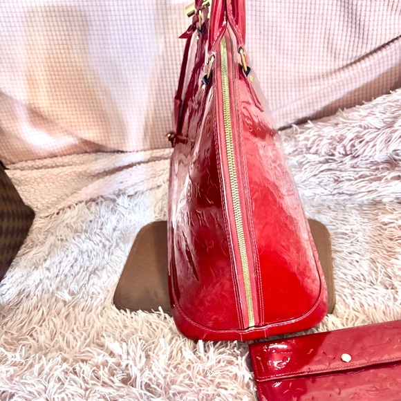 Authentic Louis Vuitton Alma GM Vernis leather in Pomme D’Amour Red color - Picture 7 of 9